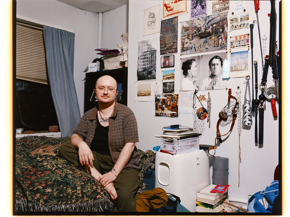 unclevanya69's tweet photo. can finally post these amazing shots of me in my room done by jäger!!!! (ashtray_angels on instagram) https://t.co/jxGLkuFwHs