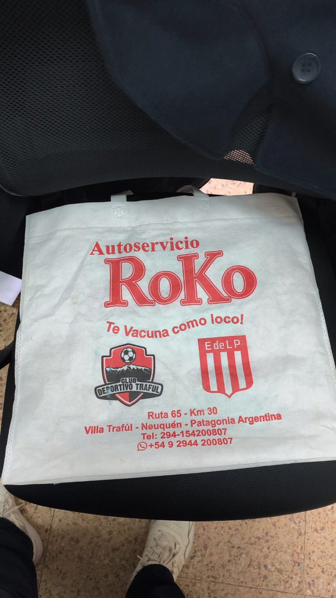 Che fui al super y en el autoservicio roko de villa traful me dieron una bolsa del pincha.