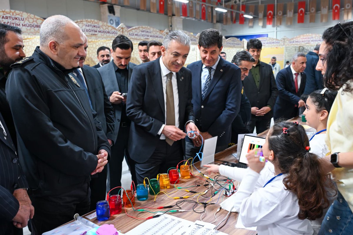 MardinEmniyeti's tweet photo. 🔹 Valimiz Sayın Tuncay AKKOYUN, İl Emniyet Müdürümüz Sayın Recep TECİMER ve İl Protokolümüz, Artuklu Fuar Alanı’nda İl Milli Eğitim Müdürlüğü tarafından “Geleceği Tasarla” sloganıyla düzenlenen 3. Bilim ve Teknoloji Festivali MARDİNFEST’in açılış programına katıldılar.

Geleceğimizin teminatı olan gençlerimizin ve çocuklarımızın  başarılarının devamı diliyor, onlarla gurur duyuyoruz.

@tcmrrcp 
@Mardin_Valiligi