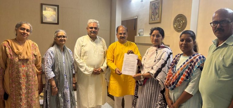 🚨 Ranchi (Jharkhand): Issues of “Corporate Jihad” and religious conversions in MNCs are serious and will be discussed with the Union Home Minister, said Union Law Minister <a href="/arjunrammeghwal/">Arjun Ram Meghwal</a>

<a href="/HinduJagrutiOrg/">HinduJagrutiOrg</a>’s Northeast India Coordinator
<a href="/Shambhu_HJS/">🚩Shambhu 🇮🇳 ©</a> submitted a memorandum