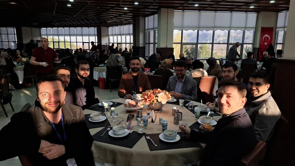 okurgezer21's tweet photo. Kütahya Tefsir koordinasyon toplantısı sırasında şöyle samimi ve güzel bir masa kurmuştuk. @sevbandall @erginmstfa @erenydn_  :)
 @ezZencani hocamız da bizi kırmayıp teşrif etmişti 😊 https://t.co/Ikc6JmXzMN