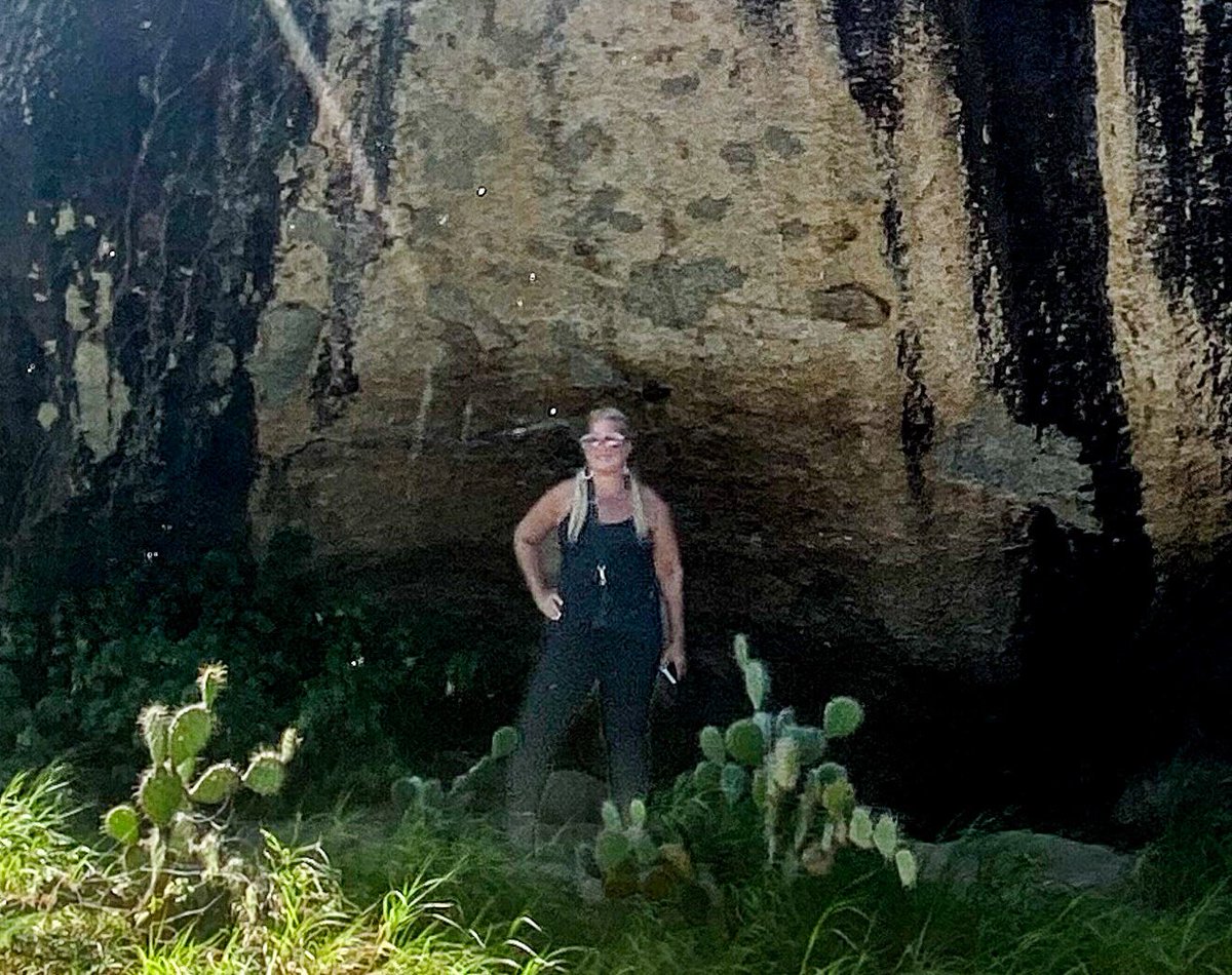 HeatherLArnold's tweet photo. One of my favorite giant solitary boulders here in Aruba. 

Nearby, there is a dolmen and amazing petroglyphs. 

#Aruba https://t.co/A4jQZUj5ay