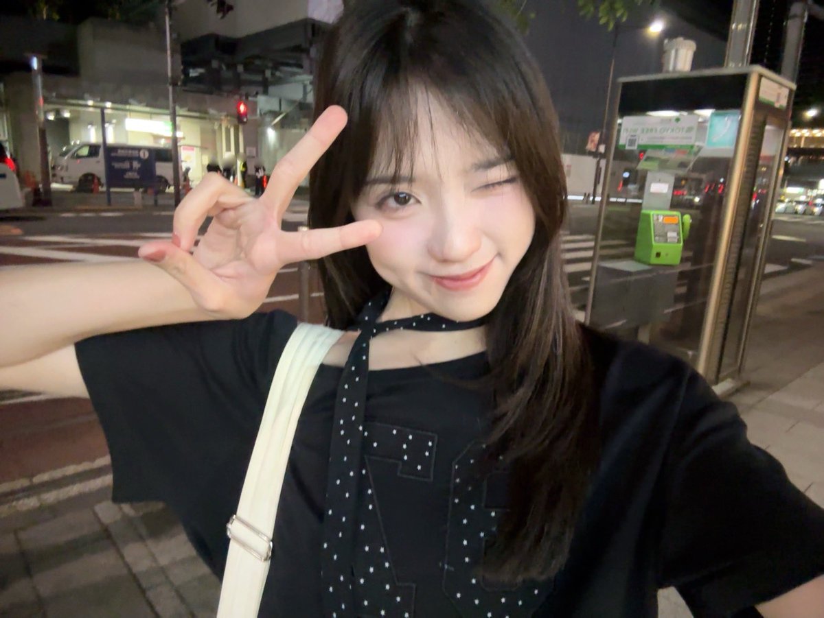 WAAAWWW terimakasih banyaaakk VC aku sudah soldout!! 🥹💗 bahagia sekalii bulan ini banyak kesempatan untuk bertemu dengan kalian, cant wait to talk and spend more time with you all ><