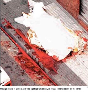 "Cuando le estaba rematando me miró a los ojos"
D. Borja, hijo de D. Manuel Giménez Abad asesinado con 2 balazos y rematado en el suelo en Zaragoza por los cobardes de ETA

"Llegó por detrás y le pegó 2 tiros. Cuando mi padre cayó al suelo le remató"
elcorreo.com/politica/hijo-…