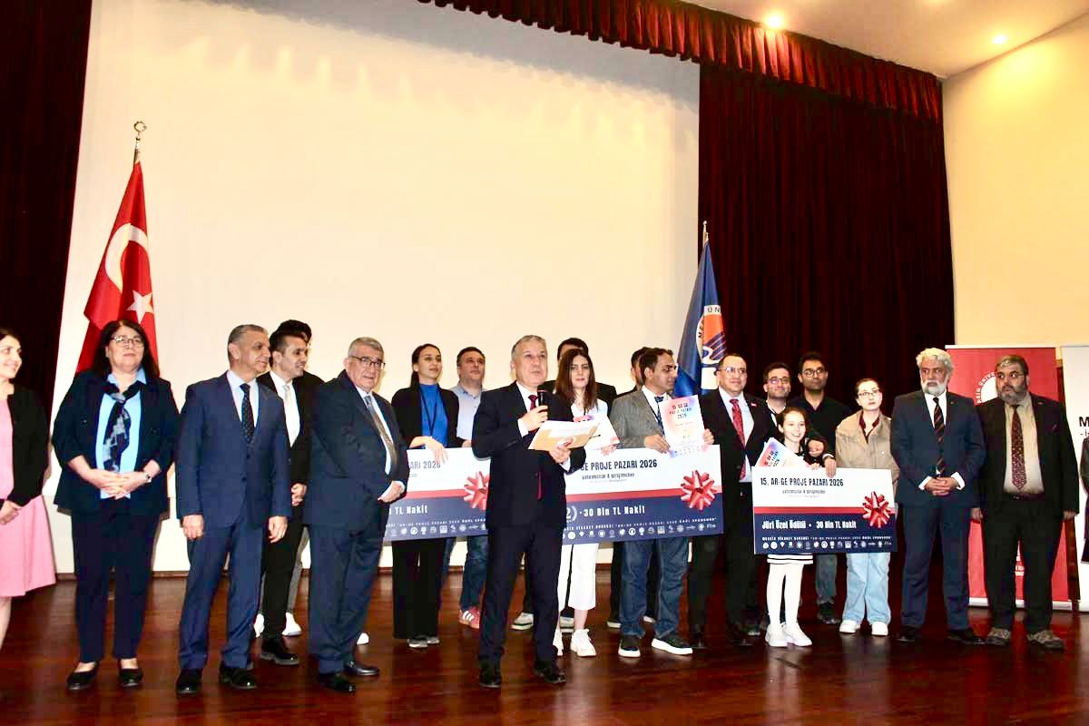 mersintb's tweet photo. Yönetim Kurulu Başkanımız Abdullah Özdemir, borsamızın ödül sponsoru olduğu ve Mersin Üniversitesi tarafından düzenlenen 15. Ar-Ge Proje Pazarı organizasyonuna katıldı.Gençlerimizi desteklemeli, onların önünü açmalı, hayallerini gerçeğe dönüştürebilecekleri imkânları sağlamalıyız https://t.co/9s2fdoUy03