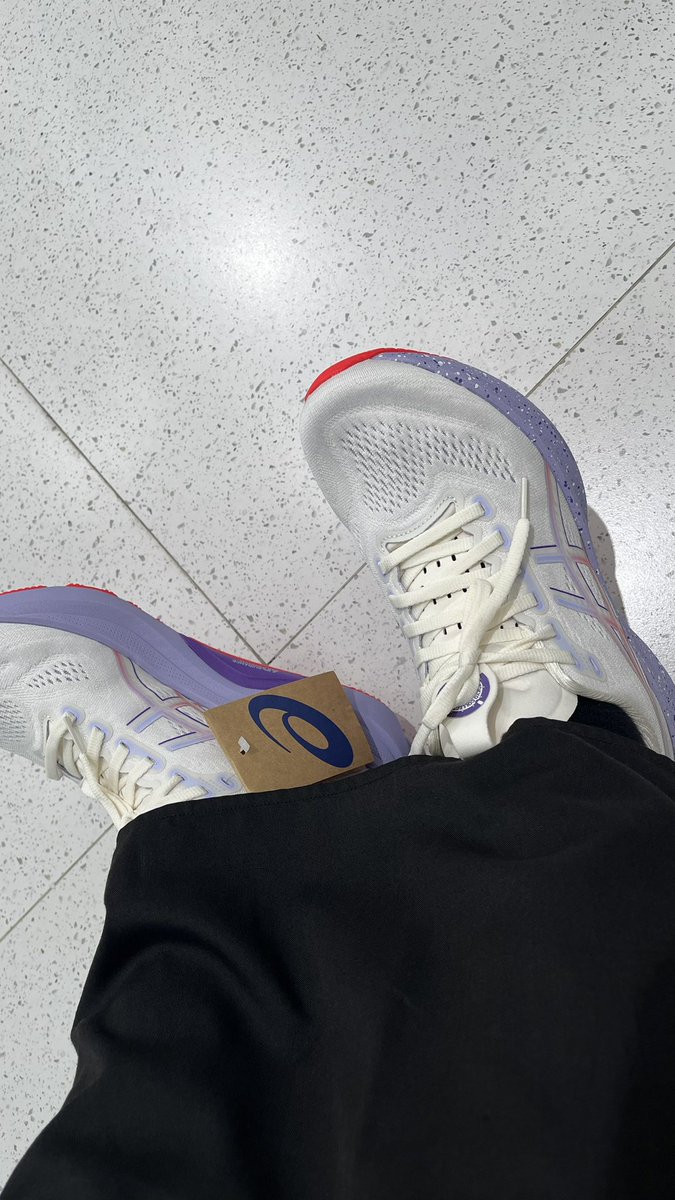 aku menyesal menambah sepatu running 😭 kenapa gk beli ini aja 😭😭😭 padahal novablast-ku masih bagus &amp; nyaman