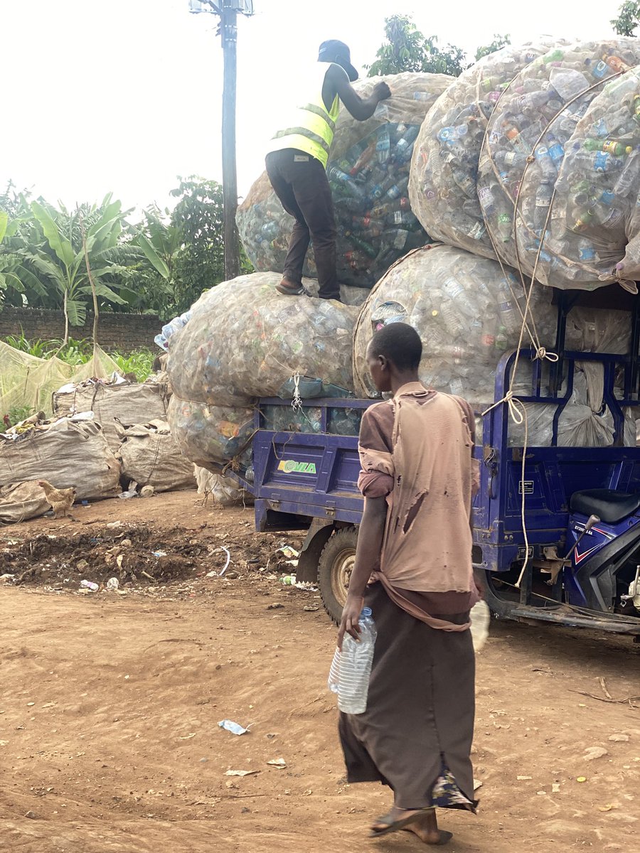 Contractor39087's tweet photo. Collecting PET from one of our outlets…! 
#MubsEiic
#UPGBiashara
#OutboxUganda https://t.co/wQHMDfQp2z
