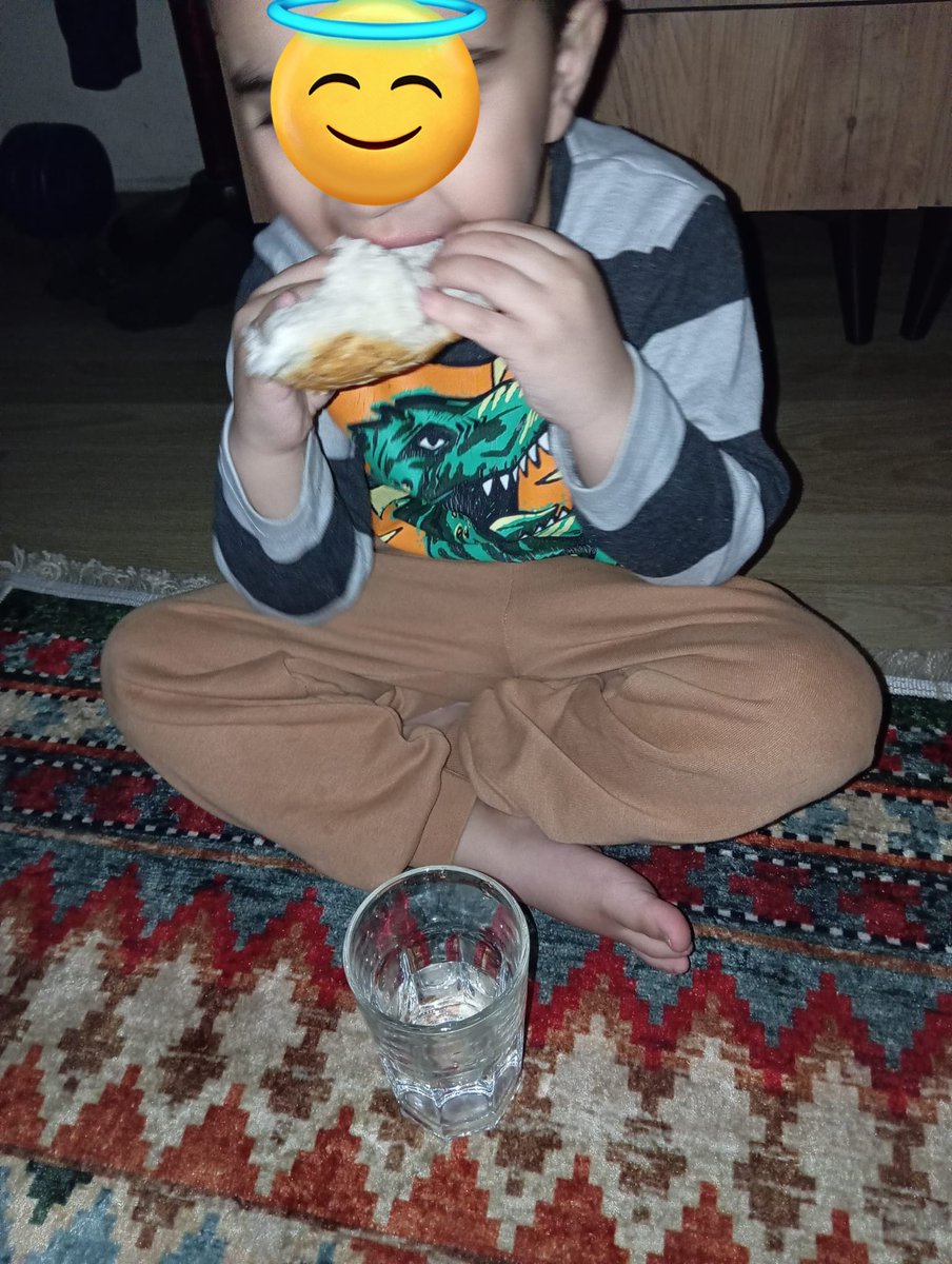 Yardimder2019's tweet photo. 3 Cocuklu anne
Sultangazi.

Bu aksamki menüleri 
Kuru ekmek ve Su.

Kime nasıl yetişeceğiz 
Şaşırdık. https://t.co/6oMzOtcU85