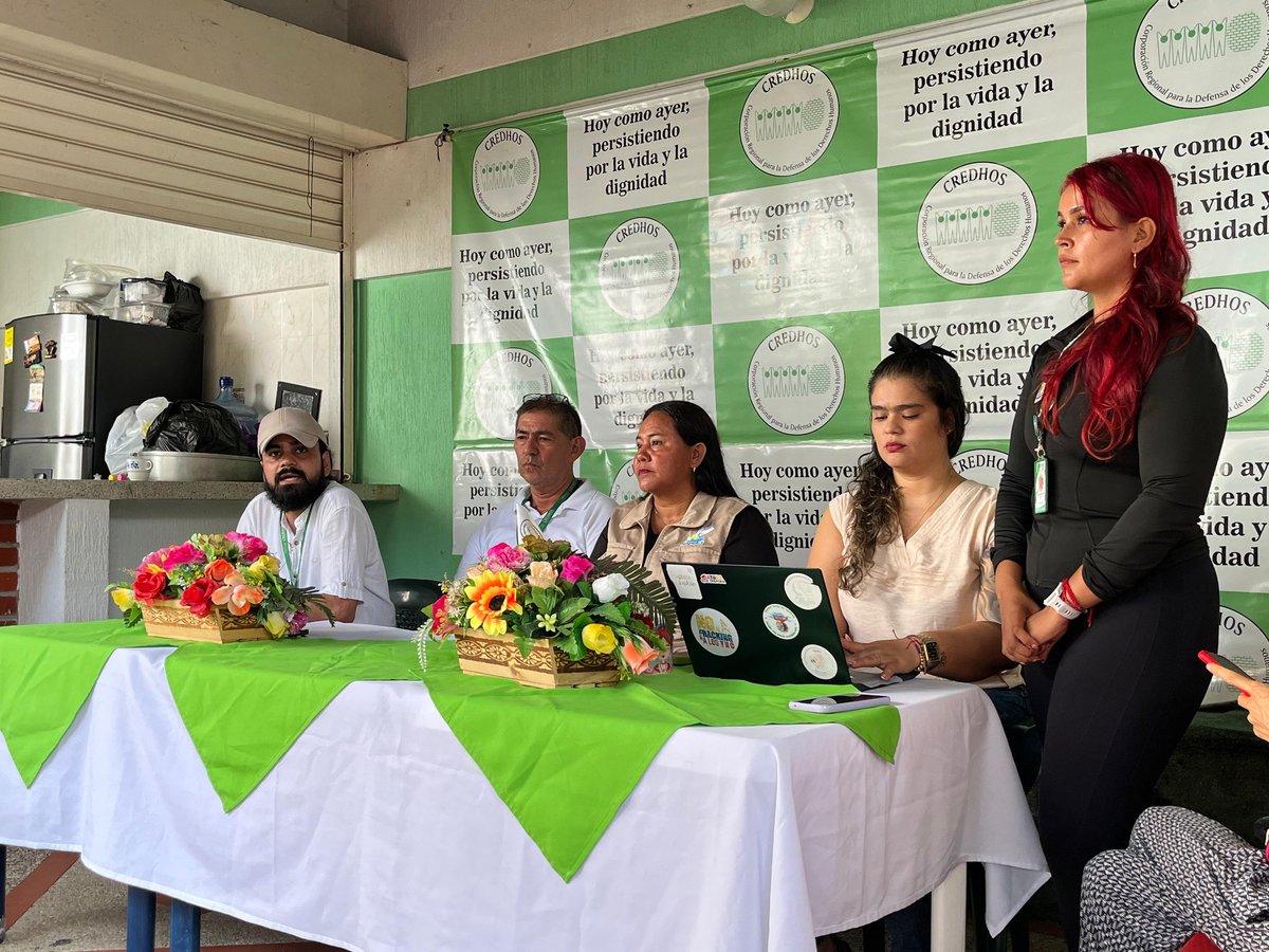Credhos_Paz's tweet photo. #RuedaDePrensa 📣Un fallo a favor de los y las pescadoras artesanales, del agua y el territorio. ✊🏾💚

Esta sentencia en segunda instancia emitida por el Tribunal Administrativo de Santander, responsabiliza a empresas como Ecopetrol, ECODISEL, Aguas de Barrancabermeja y a las autoridades como la CAS, AUNAP y la Alcaldía de Barrancabermeja de generar acciones para la gestión de impactos ambientales y restablecimiento de los derechos colectivos de Fedepesan. 

Esto, sin duda, representa un logro para la lucha histórica de las comunidades de pescadores artesanales, quienes defienden el agua, su empresa, su hábitat para la subsistencia y permanencia en el territorio. 

Desde el año 2022 CREDHOS junto con Fedepesan iniciamos las labores de investigación, recopilando las pruebas que desde sus inicios Fedepesan venían recogiendo sobre los impactos ambientales a través de los Monitoreos Ambientales y Comunitarios en Caño Rosario y Caño San Silvestre. En el 2024, después de un largo proceso, se sistematizó y se elevó una Acción Popular que busca la defensa de los derechos ambientales sobre Caño Rosario, Caño San Silvestre y Fedepesan y que a #hoy representa un hito de #justiciaambiental. 

Como Credhos, insistiremos y persitiremos por la defensa de la vida, el agua y la dignidad de los habitantes de la región del Magdalena Medio. 

#
