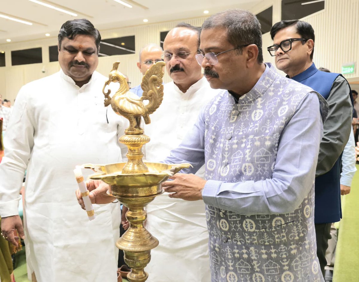 dpradhanbjp's tweet photo. आज विज्ञान भवन में विद्यालय प्रबंधन समिति (SMC) Guidelines के शुभारंभ के अवसर पर दिल्ली के माननीय शिक्षा मंत्री श्री @ashishsood_bjp, छत्तीसगढ़ के माननीय स्कूल शिक्षा मंत्री श्री @GajendraYdvBJP, शिक्षकगण एवं विशिष्ट अतिथियों के साथ सम्मिलित होने का सुखद अवसर मिला। 

ये दिशानिर्देश स्कूल, परिवार और समाज के बीच एक सशक्त भावनात्मक एवं सामाजिक साझेदारी को संस्थागत रूप देने की दिशा में महत्वपूर्ण पहल हैं। SMC को शिक्षक, अभिभावक और विद्यार्थियों के बीच प्रभावी सेतु बनाते हुए शिक्षा की गुणवत्ता, डिजिटल संसाधनों के उपयोग और विद्यालयी वातावरण की सतत निगरानी में सक्रिय भूमिका निभानी होगी।

नई पीढ़ी की आवश्यकताओं को ध्यान में रखते हुए कक्षा 3 से computational thinking और AI आधारित शिक्षण की शुरुआत की गई है। साथ ही, बच्चों के पोषण को सुदृढ़ करना और 'एक पेड़ मां के नाम' जैसे अभियानों के माध्यम से मूल्य आधारित शिक्षा को बढ़ावा देना भी हमारी प्राथमिकताओं में है। समग्र शिक्षा अभियान, पीएम श्री, पीएम पोषण, अटल टिंकरिंग लैब्स और उल्लास जैसे कार्यक्रमों के माध्यम से शिक्षा क्षेत्र में व्यापक परिवर्तन हो रहा है।

Foundational एवं Digital Literacy में सुधार, dropout दर में निरंतर कमी और छात्राओं, विशेषकर STEM क्षेत्र में, अवसरों के विस्तार हेतु प्रत्येक जिले में 500 बेड के छात्रावास की पहल इस दिशा में महत्वपूर्ण कदम हैं।

जब विद्यालय और समुदाय परस्पर विश्वास और साझा उत्तरदायित्व के साथ कार्य करते हैं, तब शिक्षा एक समग्र सामाजिक प्रक्रिया बन जाती है, जो बच्चों के सर्वांगीण विकास और राष्ट्र निर्माण की आधारशिला रखती है।