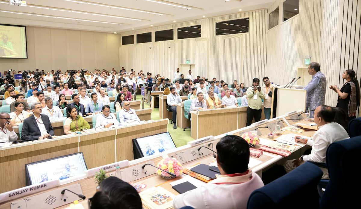 आज विज्ञान भवन में विद्यालय प्रबंधन समिति (SMC) Guidelines के शुभारंभ के अवसर पर दिल्ली के माननीय शिक्षा मंत्री श्री <a href="/ashishsood_bjp/">Ashish Sood</a>, छत्तीसगढ़ के माननीय स्कूल शिक्षा मंत्री श्री <a href="/GajendraYdvBJP/">Gajendra Yadav</a>, शिक्षकगण एवं विशिष्ट अतिथियों के साथ सम्मिलित होने का सुखद अवसर मिला। 

ये
