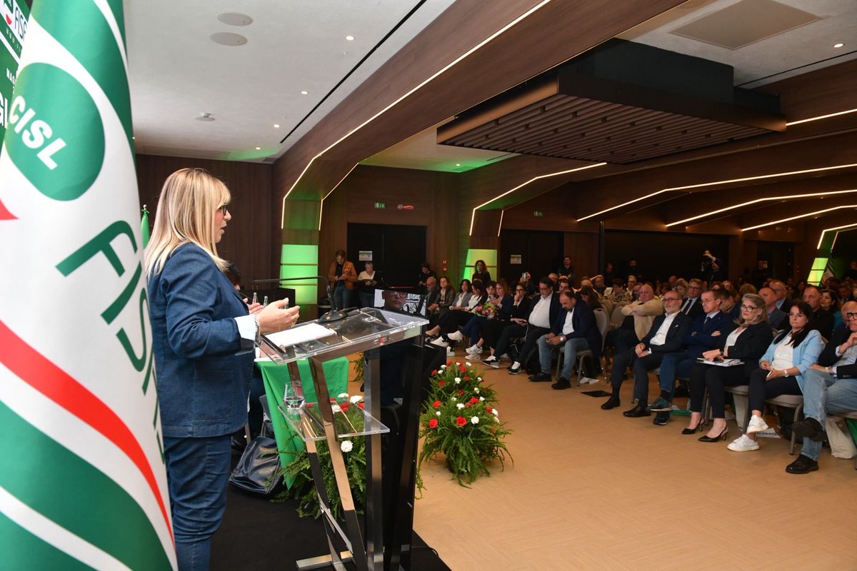 CislNazionale's tweet photo. #DanielaFumarola interviene a conclusione dei lavori del Consiglio Generale della Fisascat, ringraziando la Federazione e sottolineando l’importanza della coesione della squadra guidata da Vincenzo dell’Orefice, che oggi ha visto l’elezione di nuovi componenti della Segreteria Nazionale. Un passaggio importante anche per affrontare il quadro attuale: «Il contesto in cui ci muoviamo non è semplicemente complesso: è strutturalmente instabile. La crisi del Golfo, il controllo delle rotte energetiche, l’instabilità degli approvvigionamenti: tutto si traduce in costi più alti, prezzi instabili, investimenti che si fermano. Instabilità geopolitica ed economica si sommano. E a pagare sono il lavoro, i salari, la coesione sociale».
@FisascatCisl75