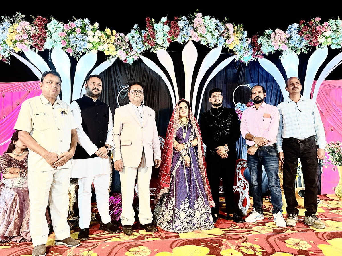 📍 बालपुर | चंद्रा परिवार के आशीर्वाद समारोह में शामिल…

🔹गृह ग्राम बालपुर में गौटिया श्री खेमराज चंद्रा जी (पूर्व सोसायटी अध्यक्ष) के सुपुत्र के शुभ विवाह अवसर पर आयोजित आशीर्वाद समारोह में सम्मिलित होने का अवसर प्राप्त हुआ। नवविवाहित वर-वधू को हार्दिक बधाई एवं शुभकामनाएं दी ।