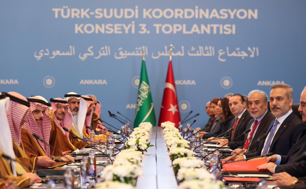 Türk-Suudi Koordinasyon Konseyi Üçüncü Toplantısı’na değerli kardeşim Faysal bin Ferhan Al Suud ile bugün Ankara’da başkanlık ettik.

İlgili bakanlık ve kurumlarımızın da katılımlarıyla ticaret, enerji, savunma, eğitim, kültür, turizm ve ulaştırma gibi stratejik alanlardaki