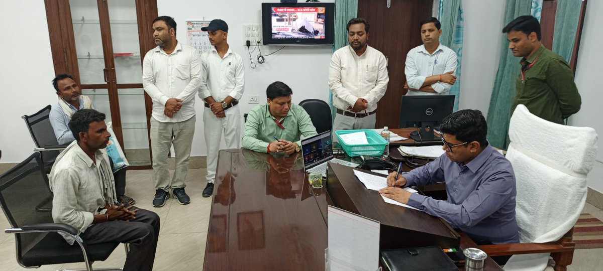 dmunnao's tweet photo. जिलाधिकारी द्वारा जनता दर्शन में जनपद के विभिन्न क्षेत्रों से आने वाले फरियादियों की शिकायतों को सुना और सम्बन्धित अधिकारी को फोन कर प्रकरणों की जांच कर समयबद्ध और गुणवत्ता पूर्ण निस्तारण किये जाने के निर्देश सम्बन्धित अधिकारी को दिए। @UPGovt @myogiadityanath https://t.co/4Pyd1Usre5