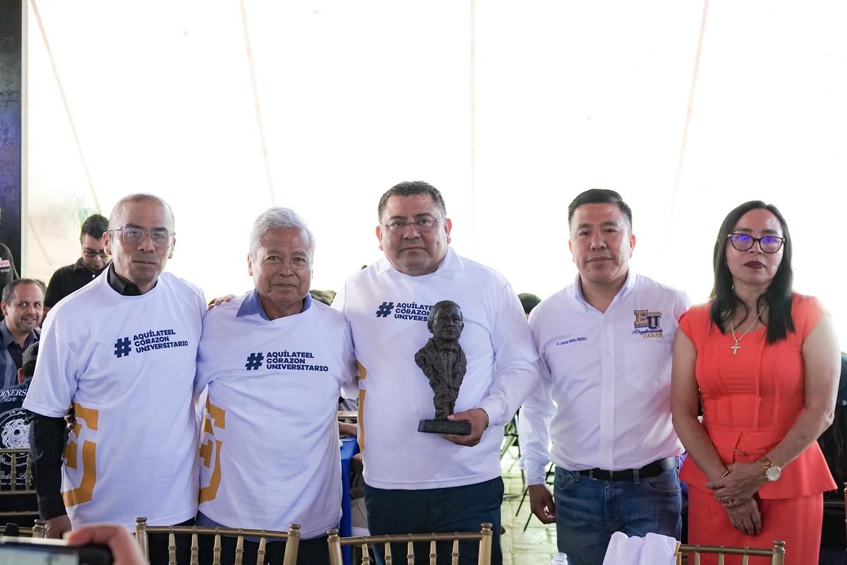 Invictus_oax's tweet photo. Q pasará x la mente del #NarcoNacoMitomano d @salomonj d @geovanyvasquez @jesusromerooax @ponglz @Leticia_ReyesL al ver q el #Facturero d @Farid_AcevedoL tiene q llenar sus eventos hasta con invitados q nada tienen q ver en la #UABJO y regalar dádivas para llenarlos. @jaimelabc https://t.co/U5NlT5DQPC