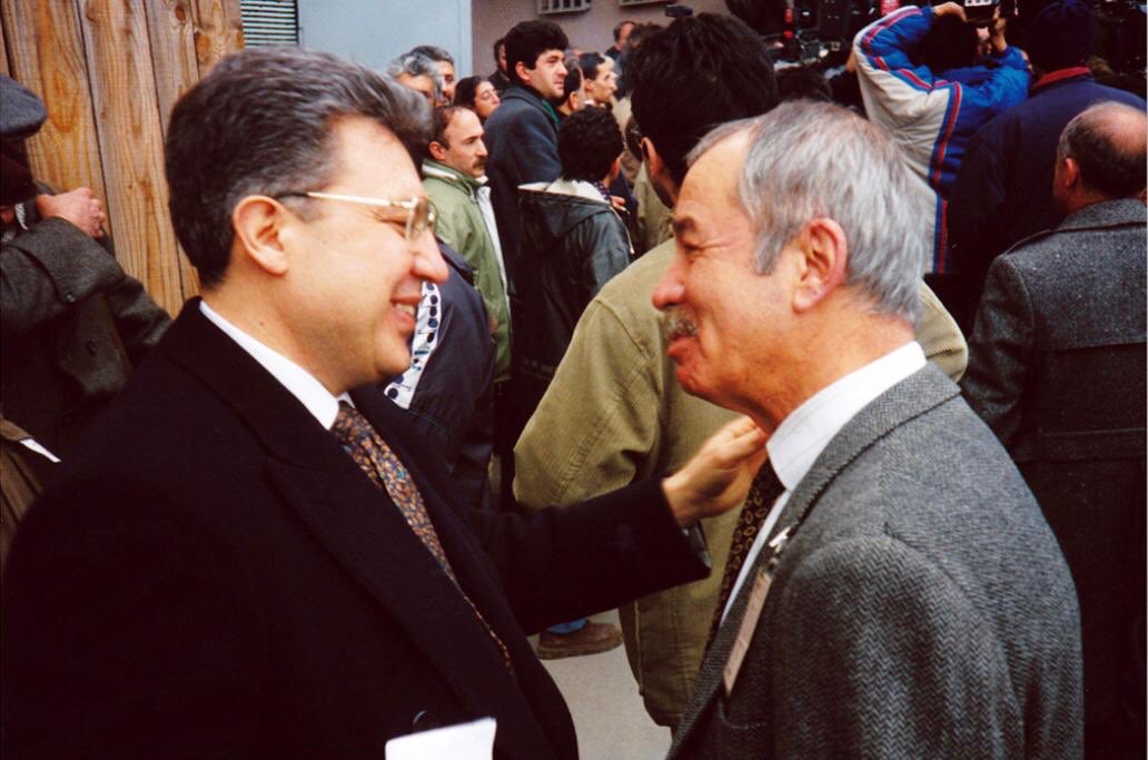 LivaneliZulfu's tweet photo. Erdal Öz    Dinmeyen özlemle… https://t.co/0WnWYvEVst
