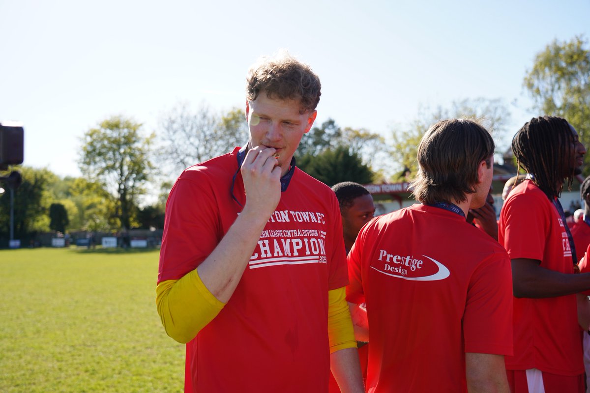 LeightonTownFC's tweet photo. 𝙎𝙪𝙥𝙚𝙧 𝘿𝙖𝙣 𝙃𝙤𝙨𝙞𝙚𝙧 𝙞𝙣 𝙂𝙤𝙖𝙖𝙖𝙖𝙡! 🧤

A true fans favourite, Dan joined us in the summer and made some incredible saves, winning the league’s Golden Glove with 17 clean sheets and that huge penalty save at Stotfold in November! ❤️ 

#YourTownYourTeam https://t.co/fd6YlutCTt