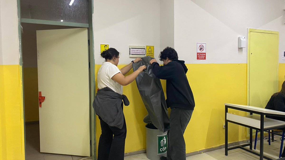 cankayailcemem's tweet photo. 👩‍🎓🧑‍🎓 “Marifin Kalbinde Marifetli Gençlik” 2. Gün Etkinliği

“Marifin Kalbinde Marifetli Gençlik” çalışmaları kapsamında Çankaya Tapu Kadastro Mesleki ve Teknik Anadolu Lisesi öğrencileri atölyelerini düzenledi.

Çankaya Tapu Kadastro Mesleki ve Teknik Anadolu Lisesi öğrencileri; uygulamalı eğitim çalışmaları kapsamında okulun ve atölyelerin temizliğinden ortak kullanım alanlarının düzenine kadar birçok alanda aktif görev alarak sorumluluk bilinciyle hareket etti. 

Ahilik kültürünün temelinde yer alan saygı, disiplin ve dayanışma anlayışını eğitim faaliyetlerine yansıtan öğrencilerimizi Çankaya İlçe Millî Eğitim Müdürlüğü olarak tebrik ediyoruz. 🌟

#MarifinKalbindeMarifetliGençlik
@tcmeb @tcmeb_mtegm @MemAnkara @Aydn5950273494