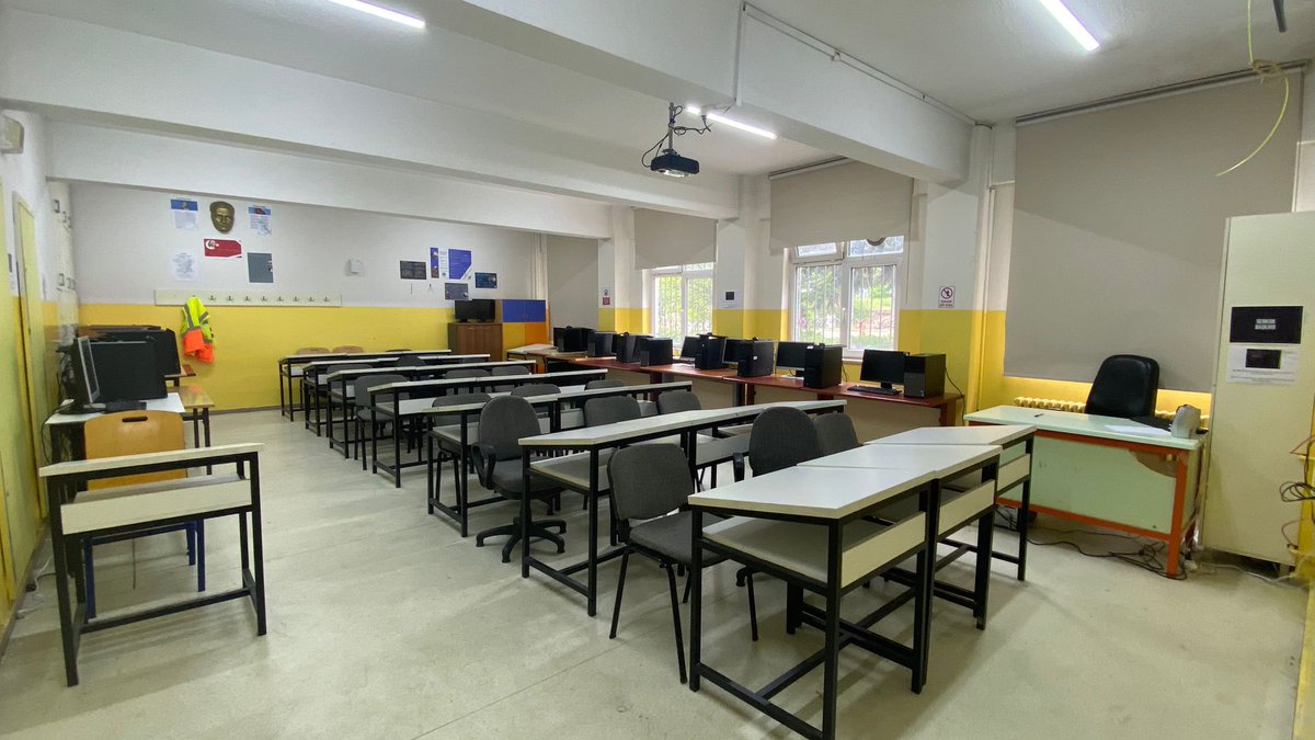cankayailcemem's tweet photo. 👩‍🎓🧑‍🎓 “Marifin Kalbinde Marifetli Gençlik” 2. Gün Etkinliği

“Marifin Kalbinde Marifetli Gençlik” çalışmaları kapsamında Çankaya Tapu Kadastro Mesleki ve Teknik Anadolu Lisesi öğrencileri atölyelerini düzenledi.

Çankaya Tapu Kadastro Mesleki ve Teknik Anadolu Lisesi öğrencileri; uygulamalı eğitim çalışmaları kapsamında okulun ve atölyelerin temizliğinden ortak kullanım alanlarının düzenine kadar birçok alanda aktif görev alarak sorumluluk bilinciyle hareket etti. 

Ahilik kültürünün temelinde yer alan saygı, disiplin ve dayanışma anlayışını eğitim faaliyetlerine yansıtan öğrencilerimizi Çankaya İlçe Millî Eğitim Müdürlüğü olarak tebrik ediyoruz. 🌟

#MarifinKalbindeMarifetliGençlik
@tcmeb @tcmeb_mtegm @MemAnkara @Aydn5950273494