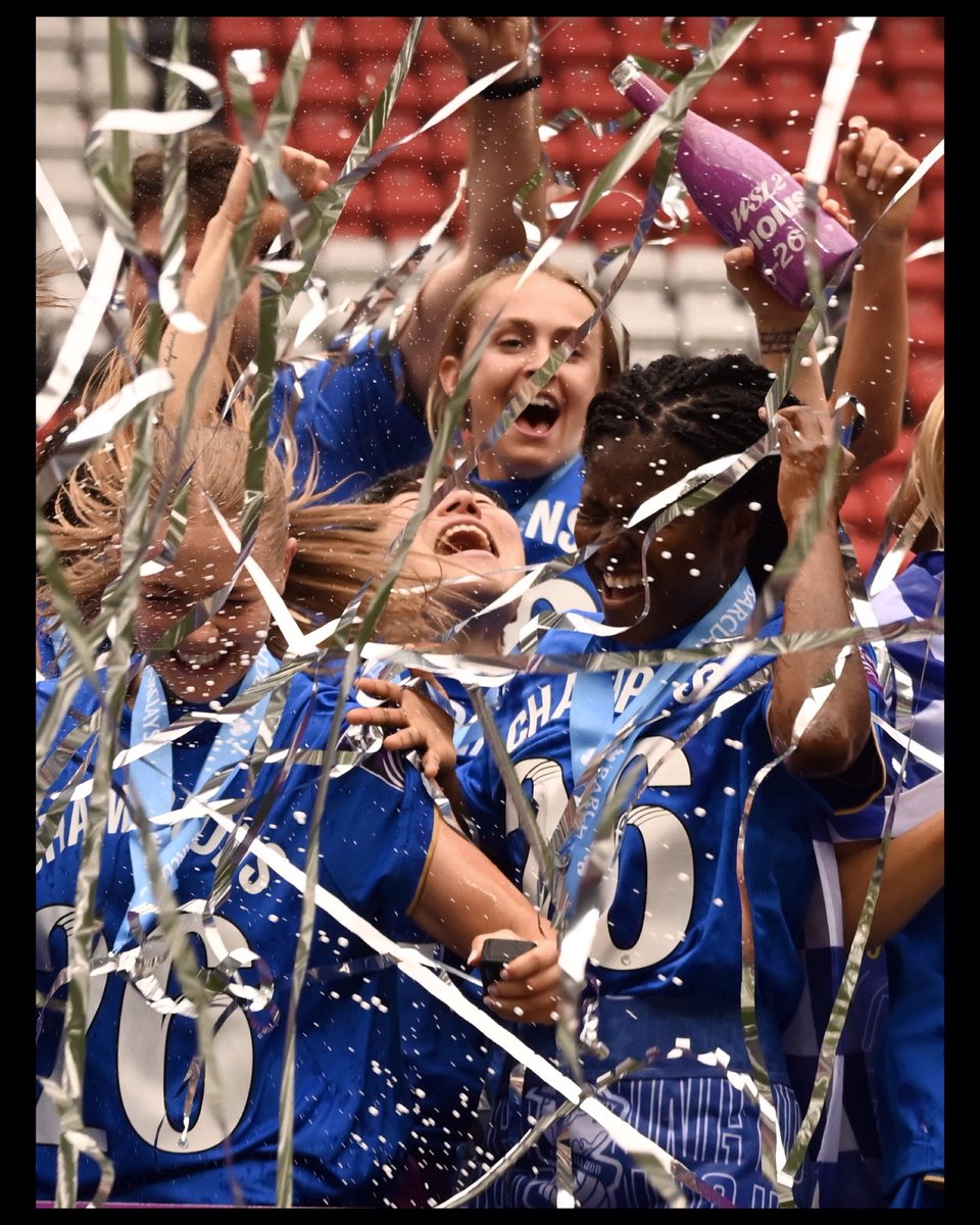 LAURA____8's tweet photo. 🍾🔵 https://t.co/PvThjRII1g