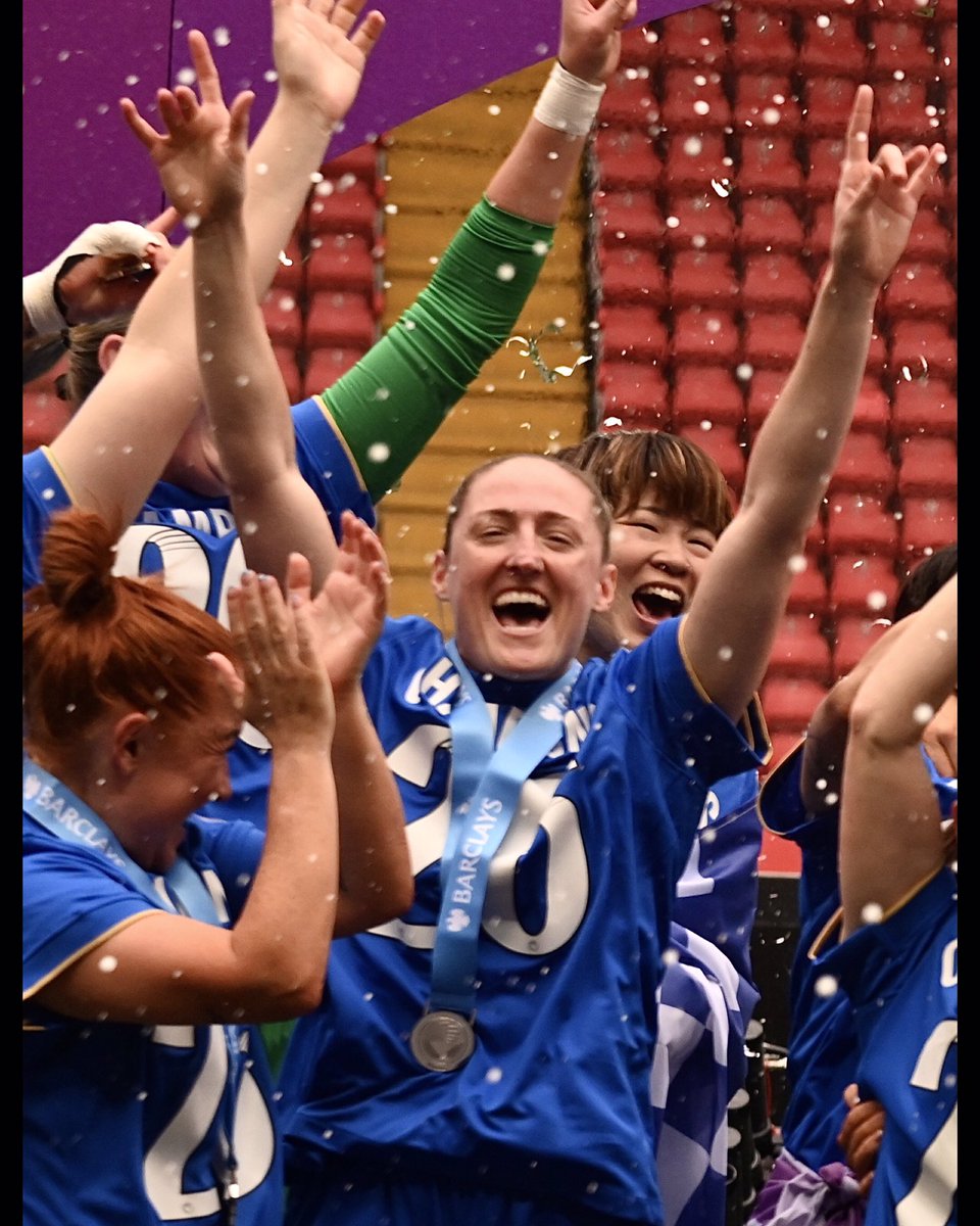 LAURA____8's tweet photo. 🍾🔵 https://t.co/PvThjRII1g