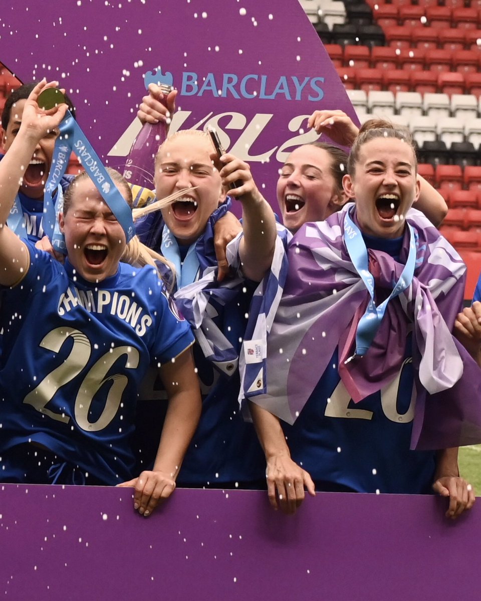 LAURA____8's tweet photo. 🍾🔵 https://t.co/PvThjRII1g