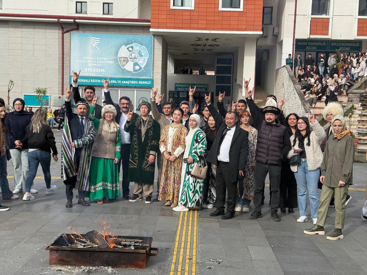 mhprizeilbas's tweet photo. İl Başkanımız Sayın İhsan Alkan, kadim kültürümüzün en güzel miraslarından biri olan Hıdırellez vesilesiyle, Recep Tayyip Erdoğan Üniversitesi’nde düzenlenen programa katılım sağladı.
⬇️ https://t.co/Rue32yosMs