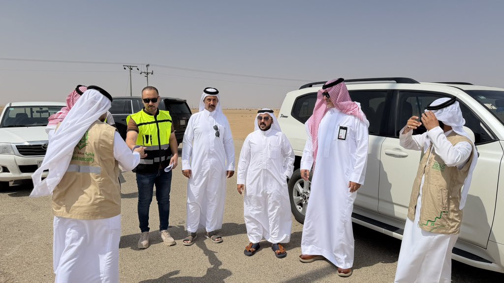 تم الشخوص على الطبيعه لهذا اليوم من قبل سعادة محافظ محافظة خباش وسعادة رئيس البلديه والمختصين لمعاينة مواقع المشروع وتكليف المقاول بالبدء بتنفيذ مشروع : سفلتة وأرصفة وإنارة التابعة - المرحلة الثالثة ( إستكمال أعمال لمشروع سفلتة وإنارة)