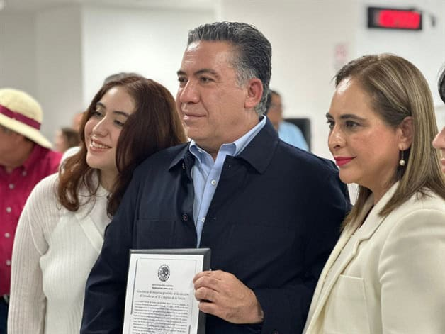 Hoy en #FamiliasdelBienestar la familia del senador Enrique Inzunza <a href="/InzunzaCazarez/">Enrique Inzunza</a> que nos cuesta por lo menos 6 millones de pesos al año en sueldos.

Esta la familia del Senador acusado por narcotráfico en Estados Unidos, incluyendo hermanos, esposa, e hijos.
