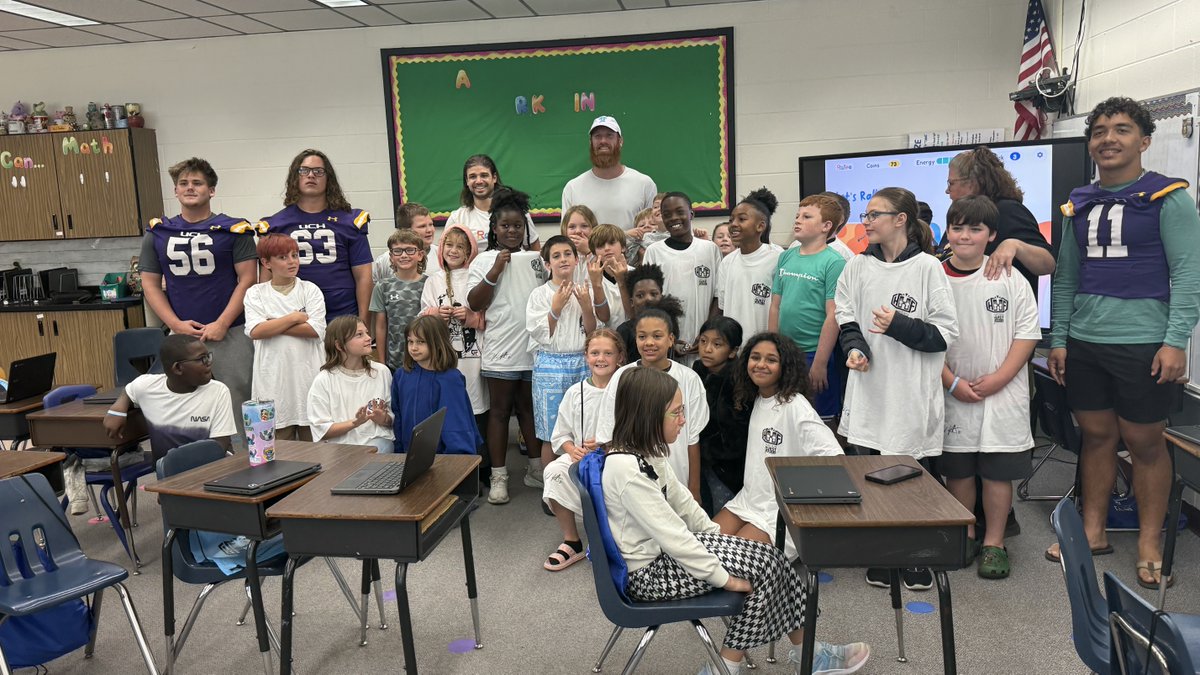 JustinBarneyTV's tweet photo. Fun morning at Lake Butler Elementary where former ⁦@Bolles_Football⁩ star and NFL first-round draft pick ⁦@haydenrhurst⁩ speaking to students about being active, mental health and watching them get some work in on the Rallee app. https://t.co/N6tQK9qxnY