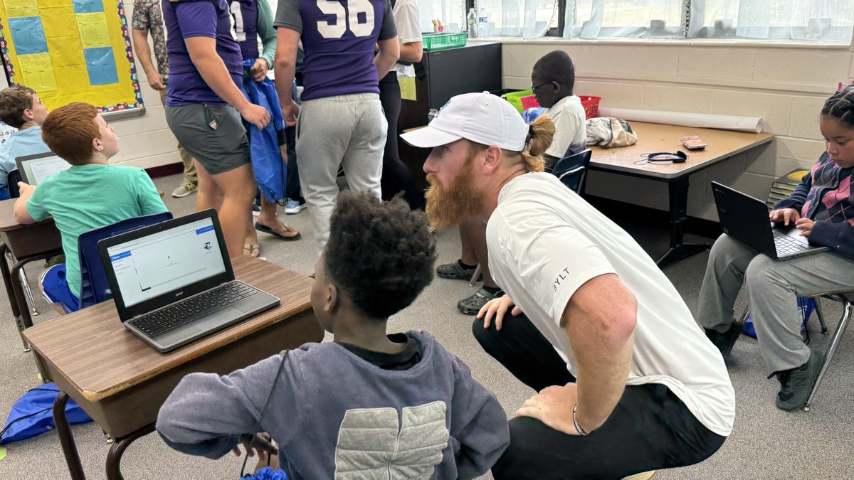 JustinBarneyTV's tweet photo. Fun morning at Lake Butler Elementary where former ⁦@Bolles_Football⁩ star and NFL first-round draft pick ⁦@haydenrhurst⁩ speaking to students about being active, mental health and watching them get some work in on the Rallee app. https://t.co/N6tQK9qxnY