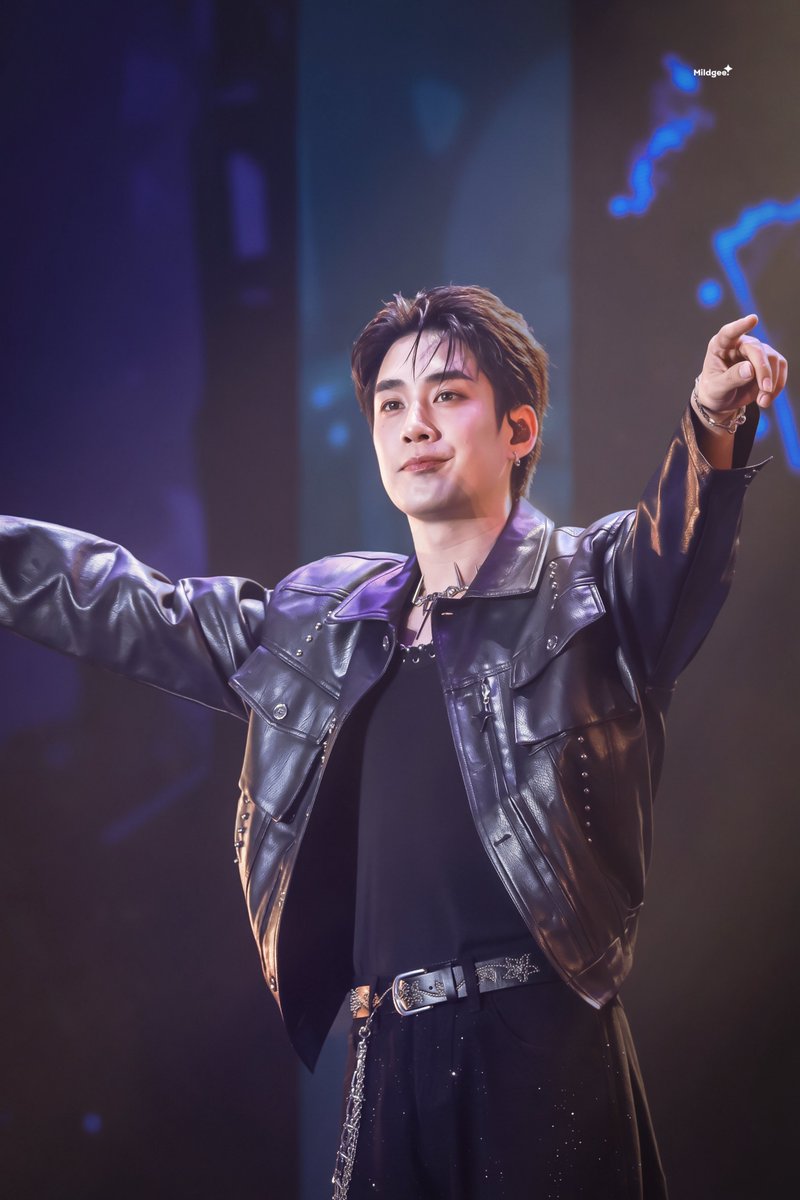 𝐿𝑖𝑘𝑒 𝑎 𝑔𝑙𝑎𝑠𝑠, 𝑔𝑙𝑜𝑤𝑖𝑛𝑔 𝑠𝑜𝑓𝑡𝑙𝑦 𝑢𝑛𝑑𝑒𝑟 𝑡ℎ𝑒 𝑠𝑡𝑎𝑔𝑒 𝑙𝑖𝑔ℎ𝑡𝑠 ✨🤘🏻🔥❤️‍🩹

#TLE_mtm : <a href="/TLE_mtm/">TLE.MTM</a>