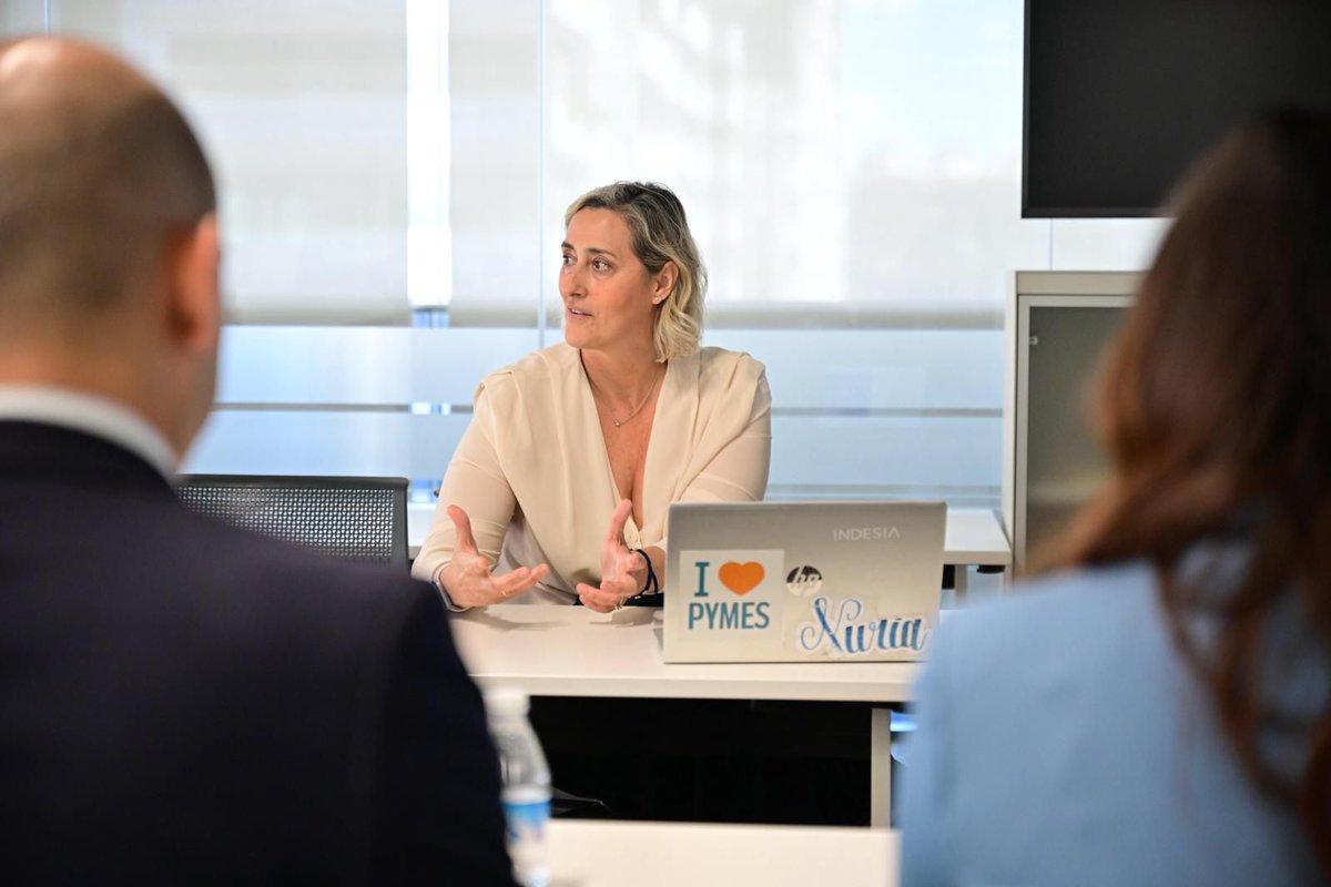 FundConEspEEUU's tweet photo. Esta mañana hablaron en @IndesiaOrg de inteligencia artificial y uso del big data con Nuria Ávalos, directora general.

También trataron el tema de la moda sostenible en @ecoalf  y participaron en un almuerzo con la secretaria ejecutiva de UGT, Cristina Estévez, que les explicó la situación laboral en nuestro país y el papel de los sindicatos.