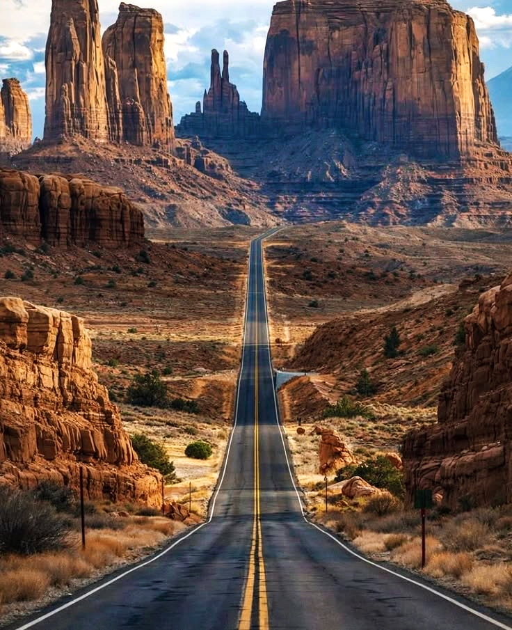 nature_c2ngn's tweet photo. Route 163 through Monument Valley in Arizona 😮😍 https://t.co/R9xMCkKxla