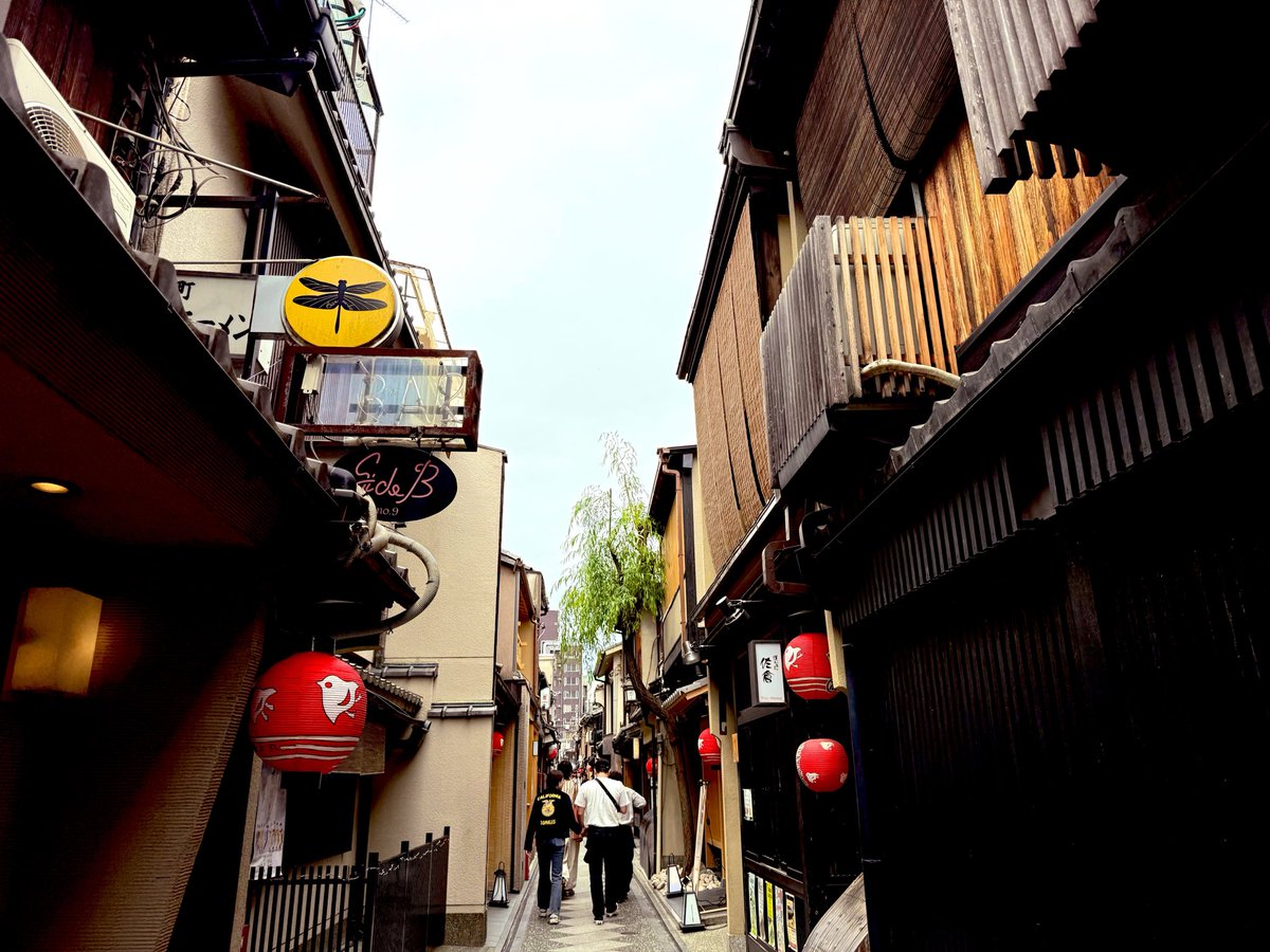 ビワイチついでの京都観光、先斗町に行けて良かった。前回京都行った時は「もしもし〜、今から品川の水族館行かん？ちなみに○○も来るよ。(大学)卒業以来会ってないだろ？」という誘いにのまれて行きそびれたので倍良かった