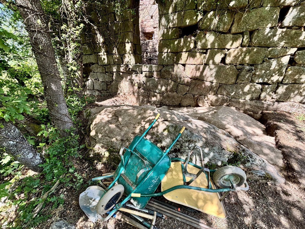 taboadelaOU's tweet photo. Traballos arqueolóxicos na Torre de Torán permiten estudar a súa cronoloxía e construción: as escavacións revelan estruturas ocultas, estratos históricos e a base do muro. Paso clave para a súa datación e conservación científica. #taboadela
https://t.co/uIuvNj9m8x https://t.co/fCBf6Z3mum