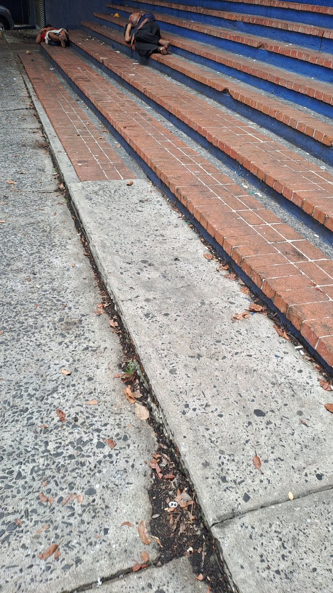 JOLEB507's tweet photo. @311Panama  en calle 32 calidonia y en la plaza de la lotería deben de sacar a la cantidad de indigentes, la entrada de la escuela Rep de Chile @MeducaPma han abandonado esta escuela y sin mencionar el parque porras olvidado por la @Panamaalcaldia https://t.co/LImcamNFrX