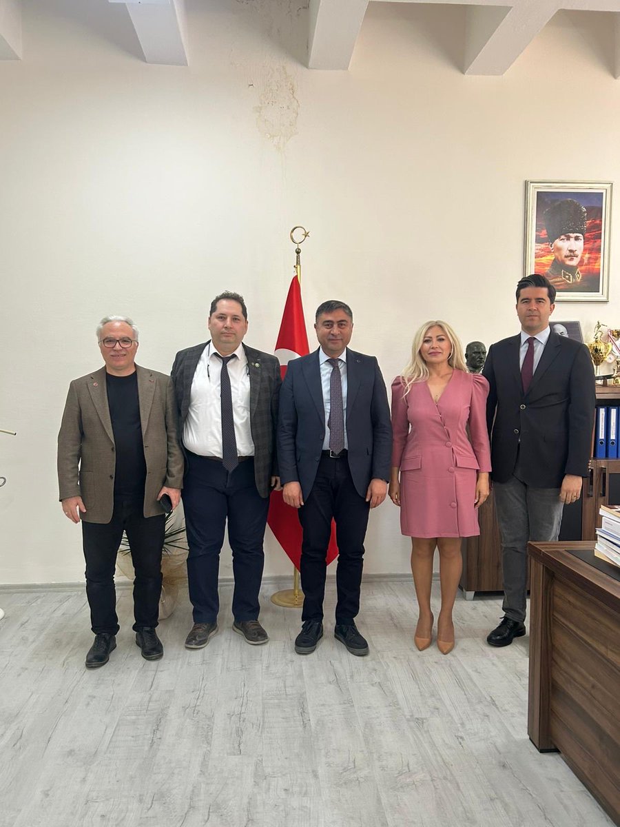 izmir_admVSKN's tweet photo. Kurum Müdürümüz Mehmet Akif KOÇAK, Dokuz Eylül Üniversitesi Veteriner Fakültesi öğrencilerine Müdürlüğümüzün faaliyetleri ve yürütülen veteriner kontrolleri hakkında bilgi vermiştir. Misafirperverliği için Prof. Dr. Zafer BULUT dekanımıza teşekkür ederiz. https://t.co/3LxvUaYXeR