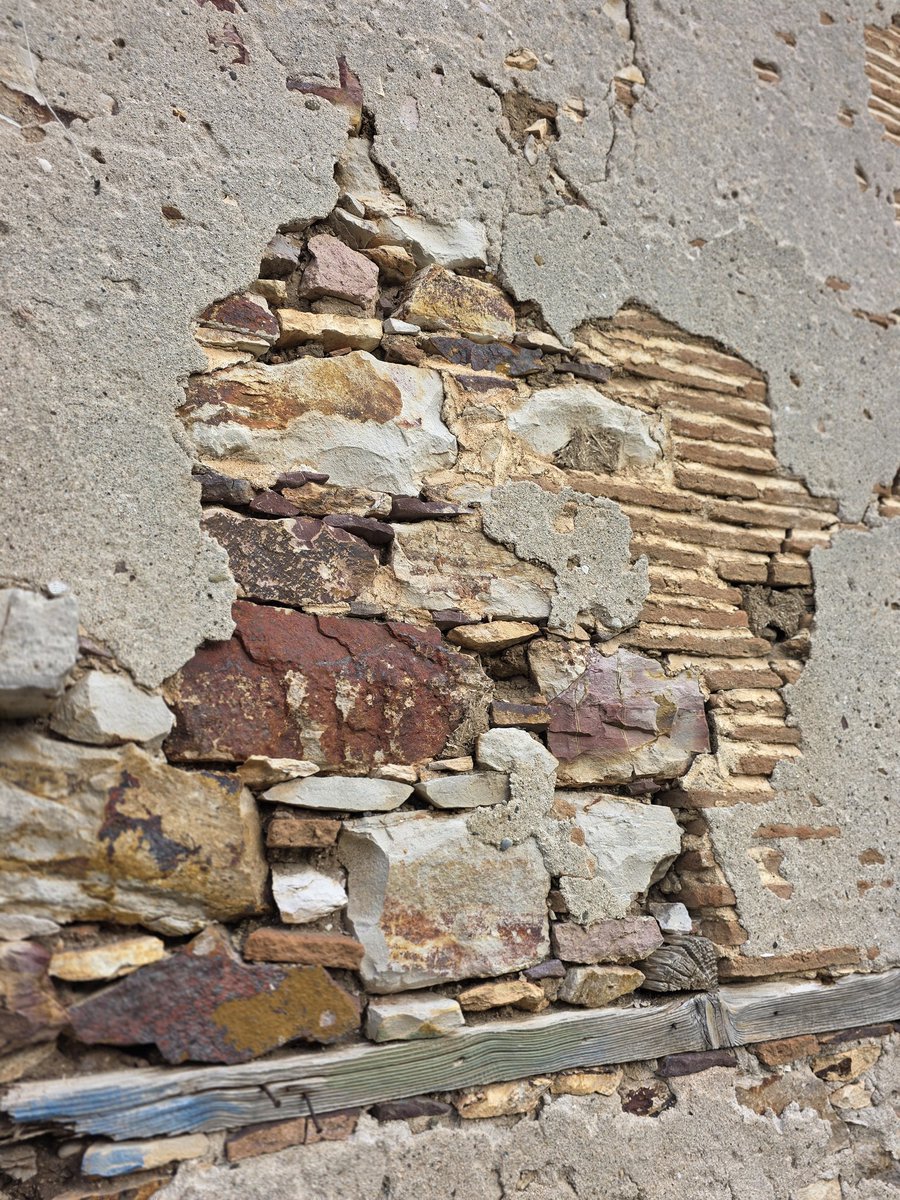 erdemmih's tweet photo. birçok detay bir arada. moloz taş duvar,ahşap hatıl,tuğla onarım,dökülen sıvalar. https://t.co/NHBVBRL56J