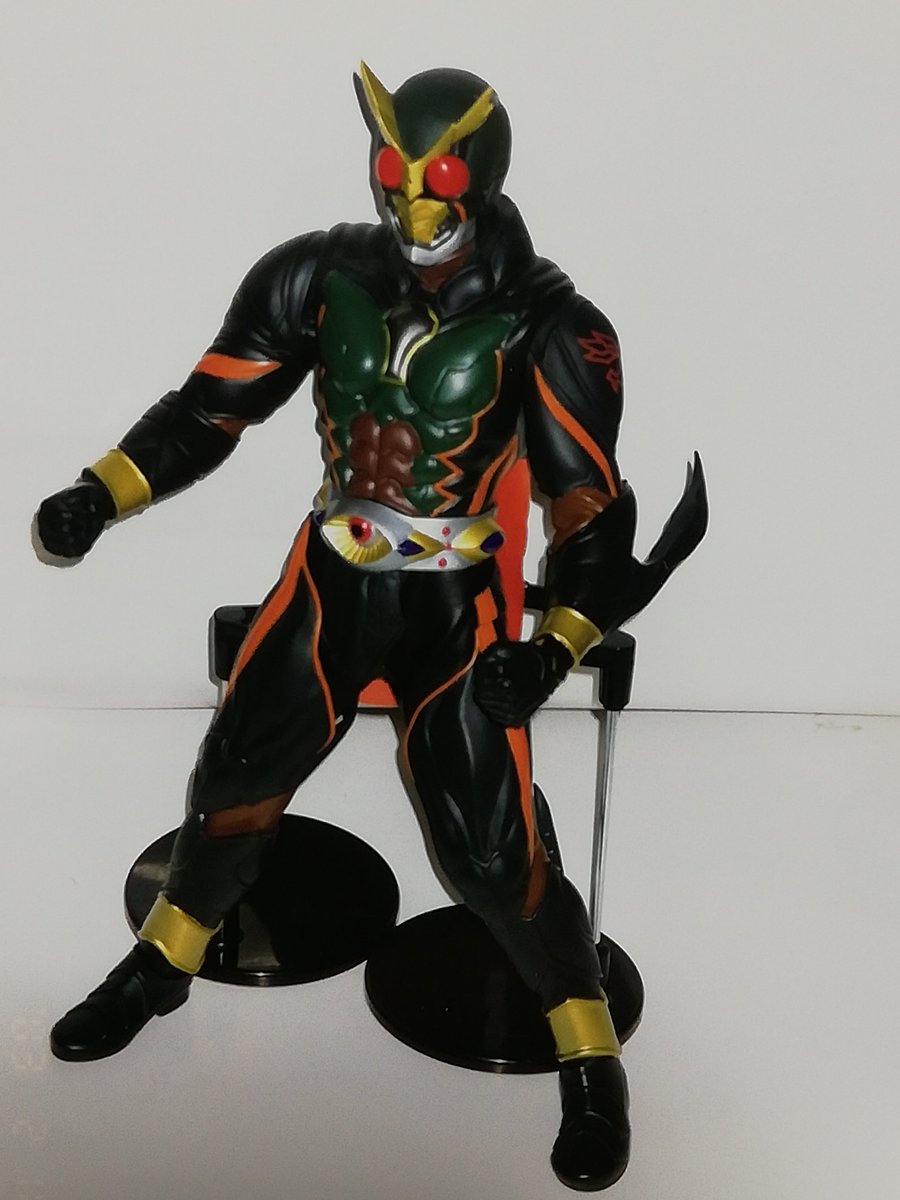 1080kazuo's tweet photo. 展覧会・映画・テレビ放送と色々楽しみなアギト😃ソフビ改造も改めてやりたいトコだけど、実は引っ越してから開けてない箱がいっぱい😫写真は当時依頼で可動改造したプライズのアナザーアギト😆。
#ソフビ改造
#アナザーアギト
#仮面ライダーアギト https://t.co/leXTnn1Enk
