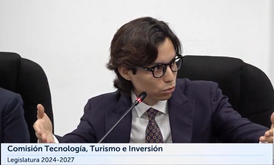 "Eso no va a cambiar, los bienes q son tanto d salud como educación no va a haber un costo adicional, tampoco hay un plan, q yo podría decir sí lo conozco, le mentiría", contesta <a href="/rodrigoayalasv/">Rodrigo Ayala</a> <a href="/investinSV/">Invest in El Salvador 🇸🇻</a> a pregunta d <a href="/ClaudiaOrtizSV/">Claudia Ortiz</a> a posibles concesiones de servicios públicos