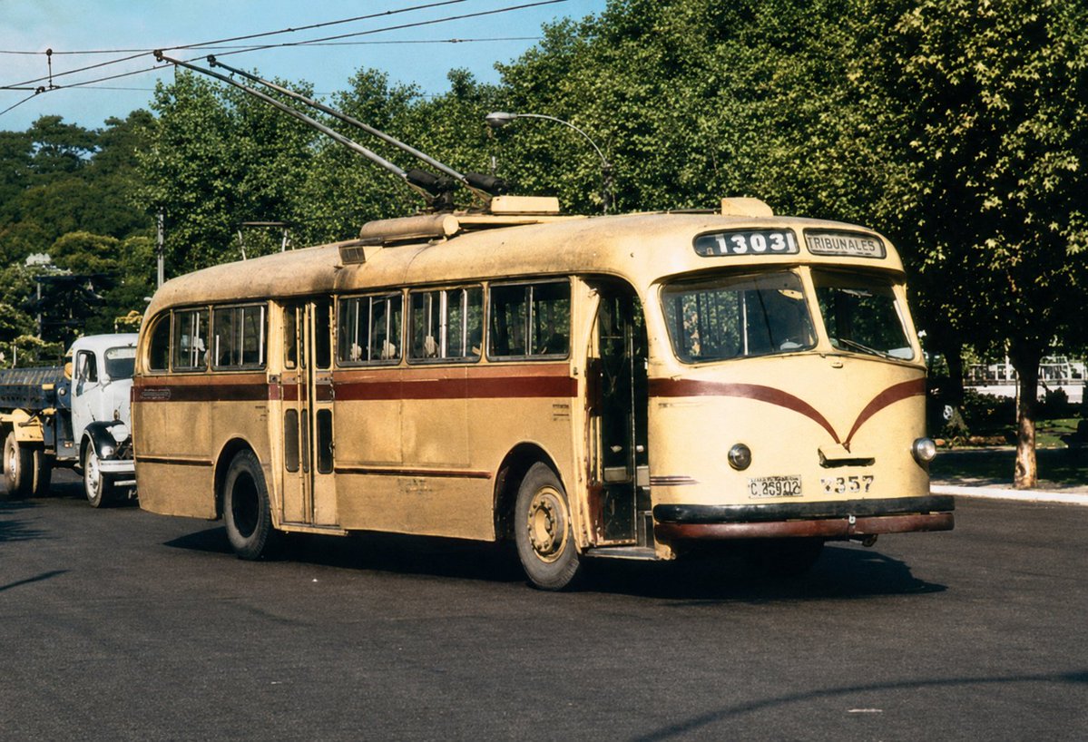 NuevosBAires's tweet photo. [Transporte] Buenos Aires tuvo una moderna red de trolebuses eléctricos. 

Duraron solo 18 años, entre 1948 y 1966. 

Un breve recorrido por su historia 🧵👇 https://t.co/eMhYiEKfca