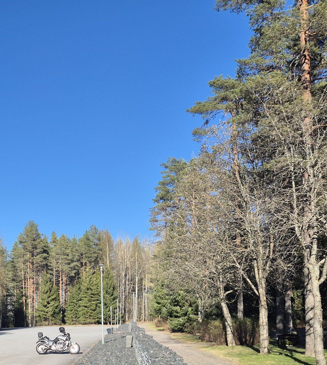 MarkoKuivanen's tweet photo. Kävin hautausmaalla, ei ollu muita eläviä paikalla #moottoripyöräily https://t.co/divqGZ0zK3