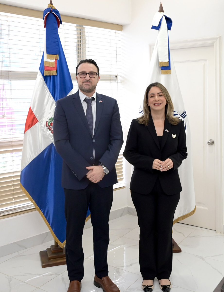 IsraelinRepDom's tweet photo. Nuestro embajador @RaslanRukun y el cónsul Ilan Vulej sostuvieron un cordial encuentro con la ministra de la mujer, Gloria Reyes. 

Durante la reunión, se destacó su participación como ex alumna de @MASHAVisrael en 2018, donde formó parte del programa Women Empowerment, enfocado en el fortalecimiento del liderazgo femenino en el ámbito público. 

El diálogo giró en torno a las oportunidades que MASHAV ofrece y en las posibles colaboraciones, en favor del empoderamiento de las mujeres en República Dominicana. 

🇩🇴🤝🇮🇱 

#IsraelEnRD