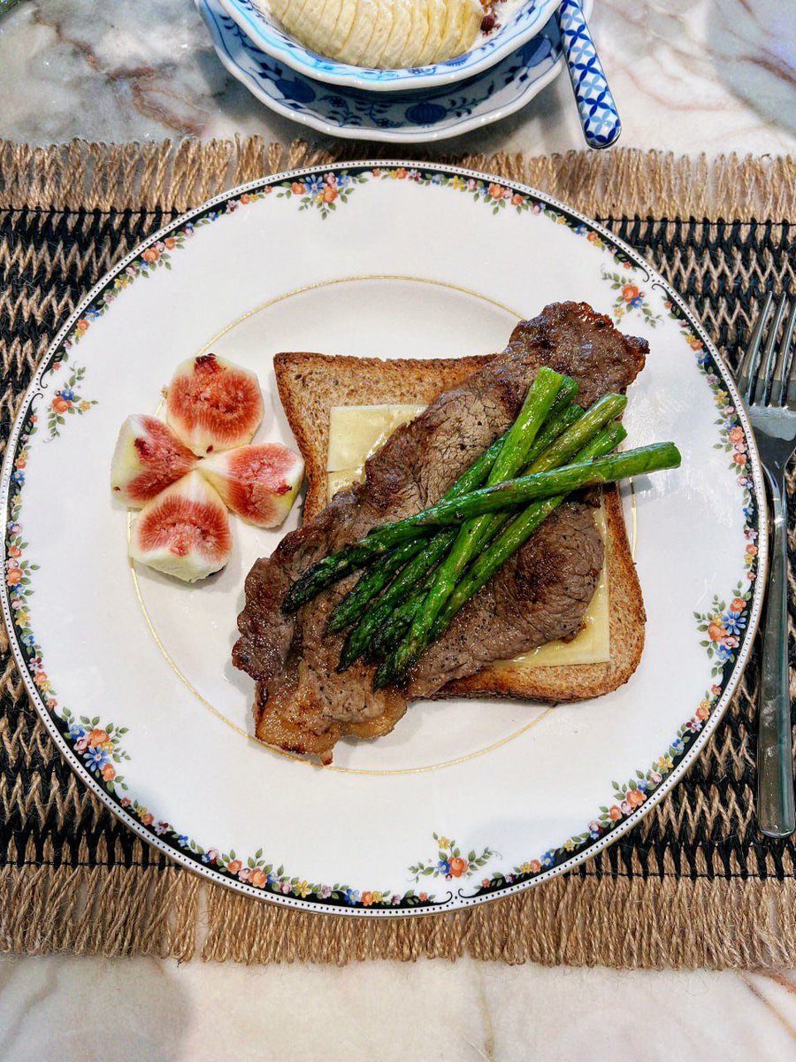 ltyffde's tweet photo. Homemade lunch today 🍽️🥩
Steak, asparagus &amp; toast — simple but so good 😌✨
#Lunch https://t.co/3sKHuCI67L