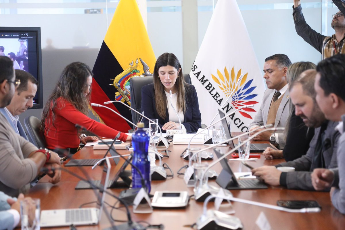 AsambleaEcuador's tweet photo. @DesarrolloEcAN recibe a Sandro Castillo, director general del Servicio Nacional de Aduana del Ecuador, en el marco del tratamiento del Proyecto de Ley Orgánica Reformatoria al Código de la Producción, Comercio e Inversiones. https://t.co/Ez8xC8DDT4