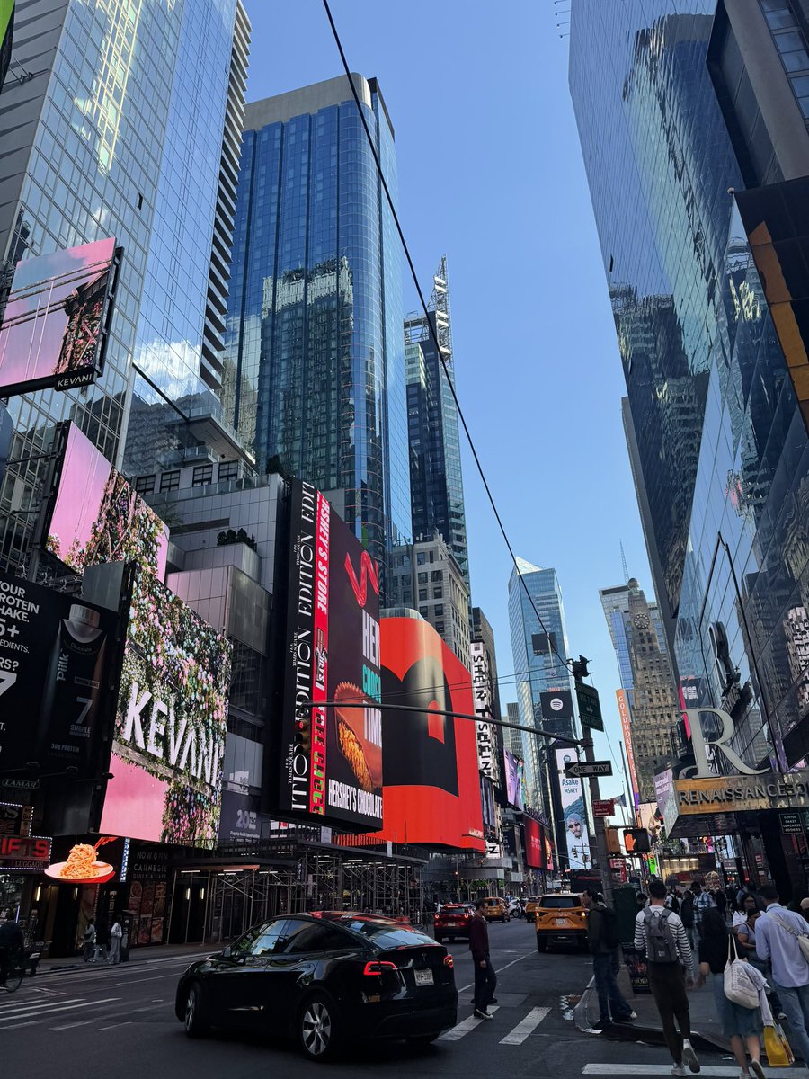 Nn_d_aa's tweet photo. Lost in New York.🗽 https://t.co/u9Pek5oMu2
