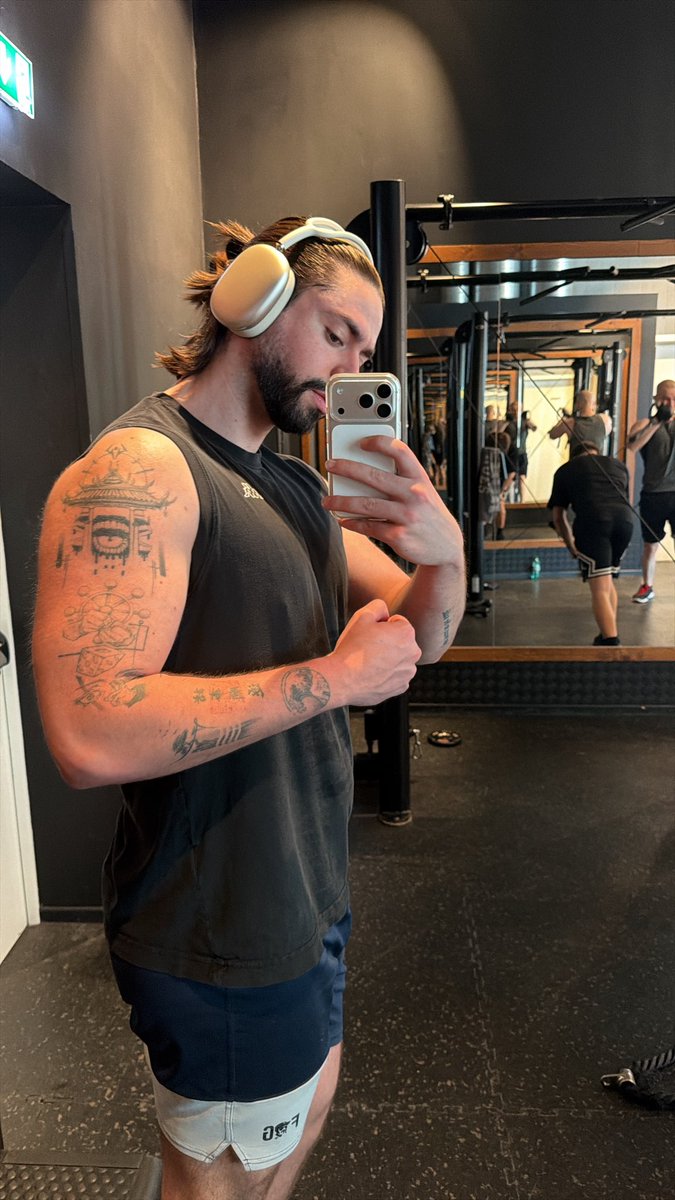 niko tweet media