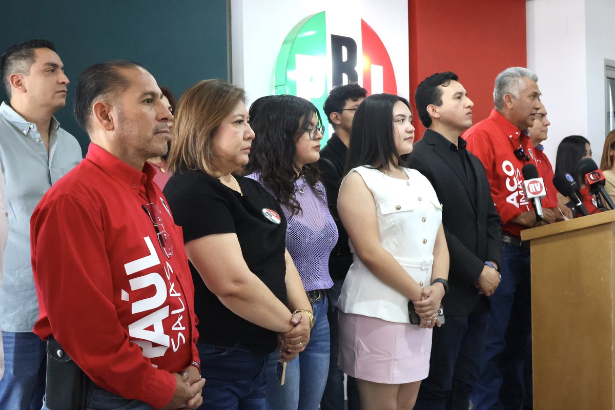 PRI_SLP's tweet photo. 🚨 ¡México merece paz, justicia y gobiernos transparentes! 🇲🇽

En rueda de prensa alzamos la voz para exigir que ningún vínculo con el crimen organizado quede impune. 

La seguridad de las familias mexicanas no puede estar en manos de quienes le han fallado al país.

¡La ciudadanía merece respuestas, verdad y justicia!

@PRI_Nacional 
@alitomorenoc 
@sara_rochaslp 

#AmorPorSanLuis